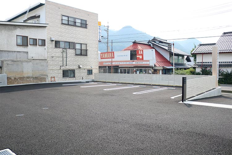 道路側に駐車場5台分があります