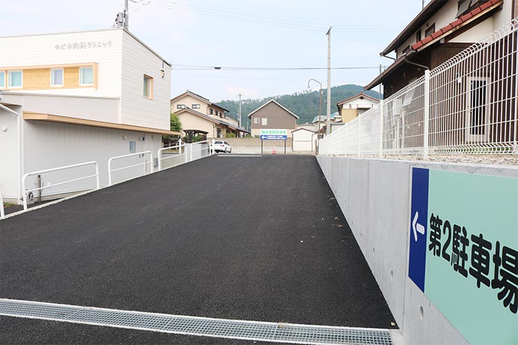 クリニックの裏側には第2駐車場もあります